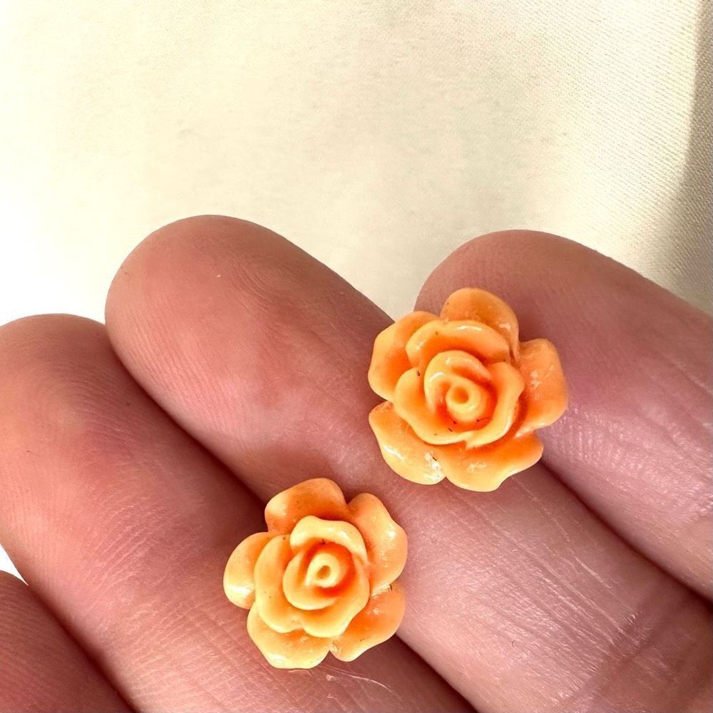Small orange flower post earrings - Picture 2 of 7